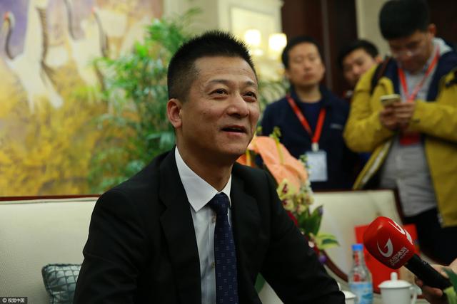 跟很久之前套陈屠户家的黑狗似的，套住老道的脖子将他整个人拽下了战车，拖到了一旁。